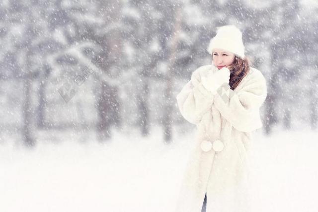冬天 雪 冷 圣诞节 女子 发抖 颤抖 寒 冻结 毛皮大衣