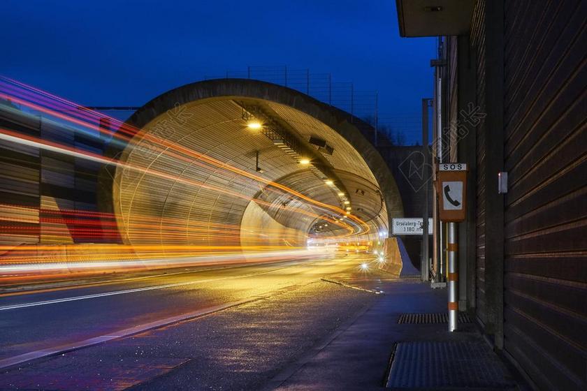 夜晚马路上的灯轨背景图片