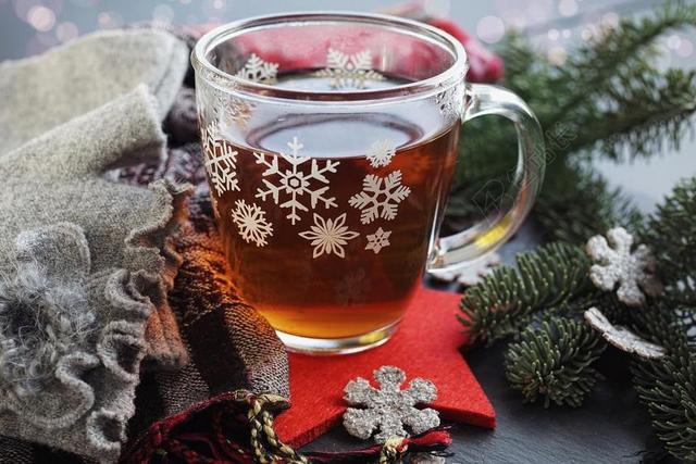 黄色的茶水和绿色的叶子背景图片