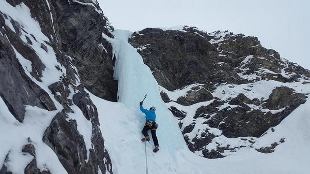 攀冰 冰瀑 爬 登山 登山者 雪 山 冬天 冒险