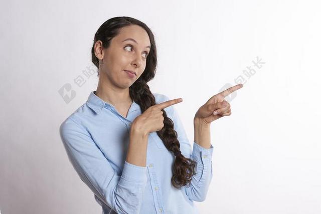 女子 人 孤立 年轻 成人 桌面 指点 权利 向右 计算机