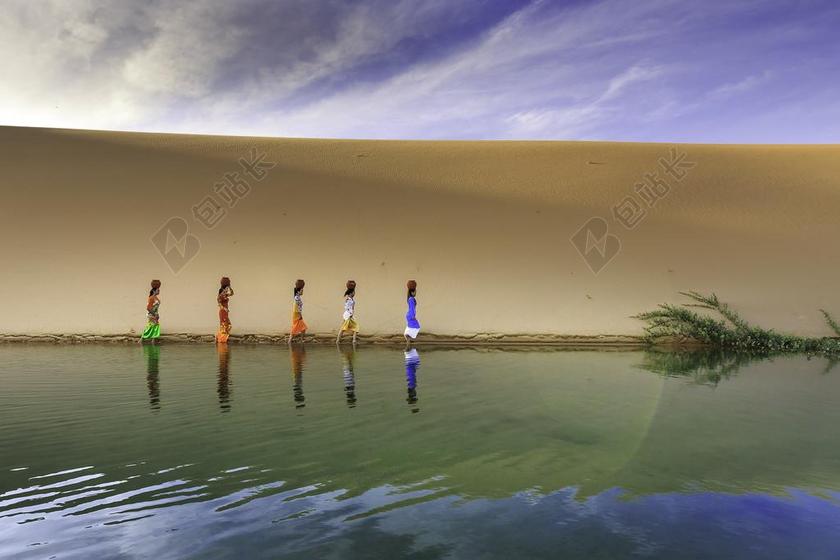 女孩 女士 少数民族 沙丘  湖 拿水 团队陆水上