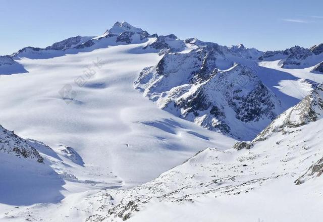 冬天雪山风光风景背景图片