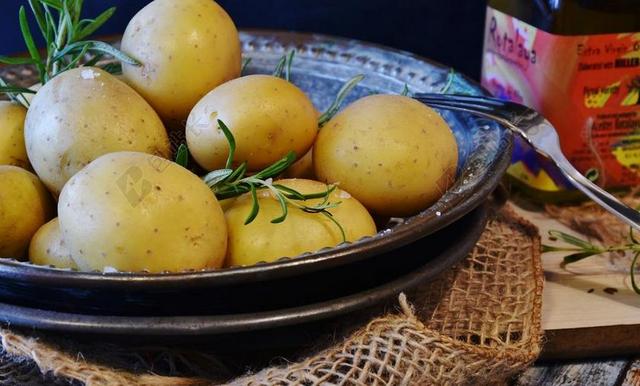 土豆 蔬菜 马铃薯 麝香草 油 橄榄油 盐 香料