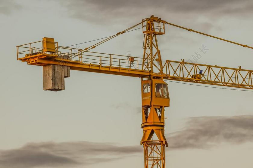 工地上黄色的吊车背景图片