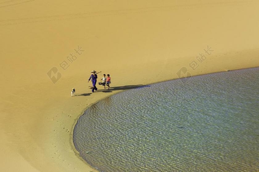 沙丘 湖 她和我 走 去销售  回家的
