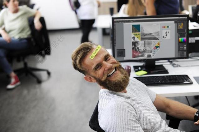 微笑的工作男人背景图片