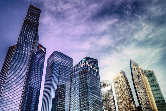建筑摩登蓝天下的摩天大楼城市景观建筑设计背景图片