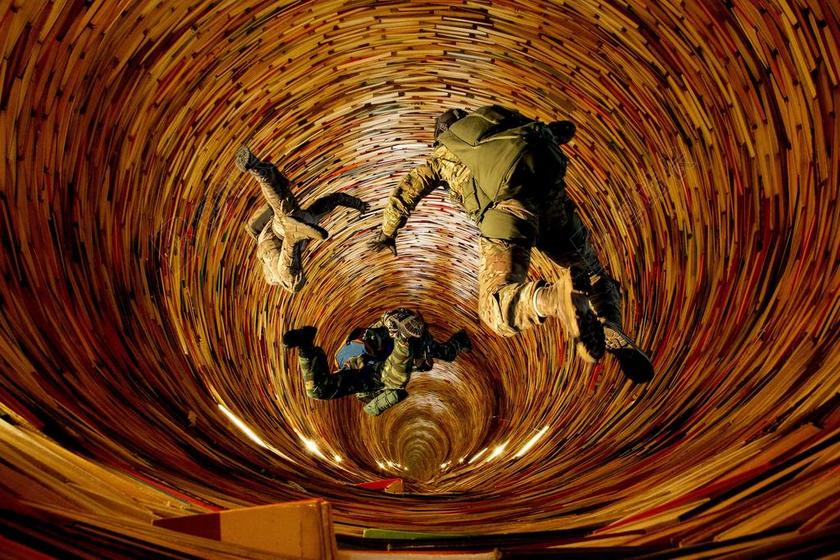 彩色井里的探险者背景图片