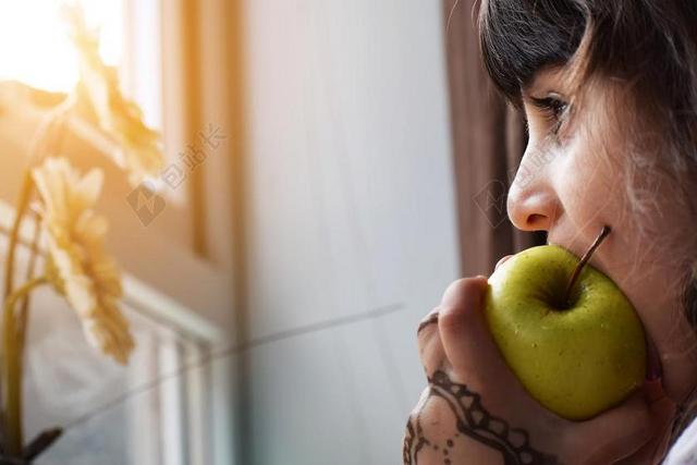 婴儿 美丽 食品 自然 女孩 吃 享受 绿色 快乐 特写