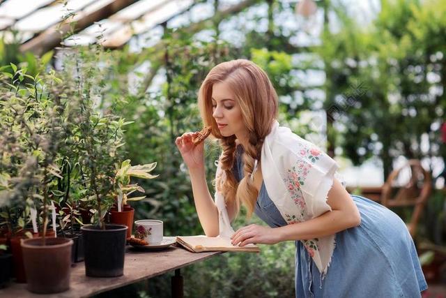 女孩 保健 青春 美容 美丽的女孩 植物 鲜花