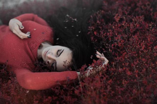 草地上睡觉的女人背景图片