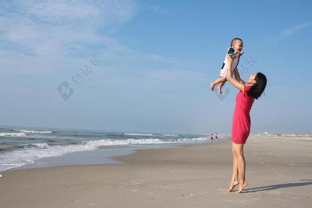 海滩上的母亲和婴儿背景图片