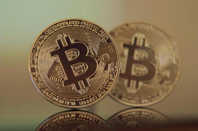 金色的比特币硬币背景图片