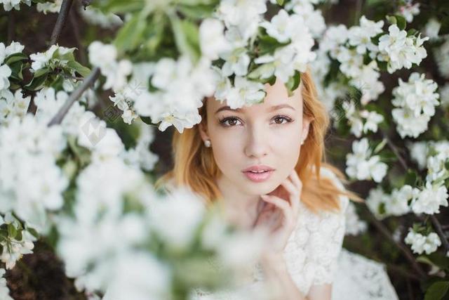 白色的小花和女人背景图片