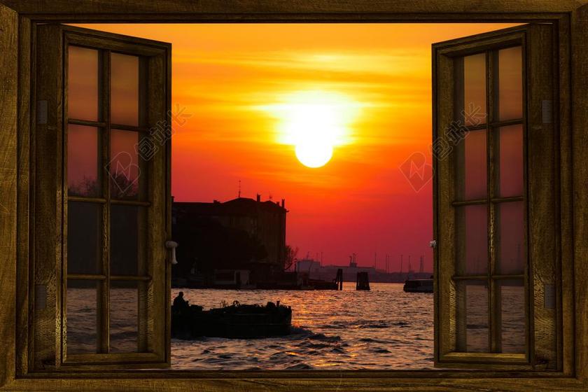 金色的夕阳和海面背景图片