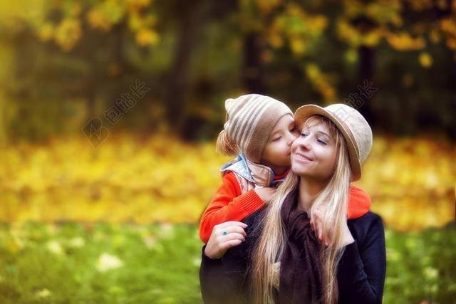 公园 秋季 孩子与他的母亲 妈妈 儿子 金色的秋天 秋季森林