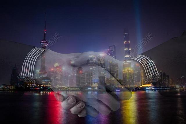 握手和夜晚的城市背景图片