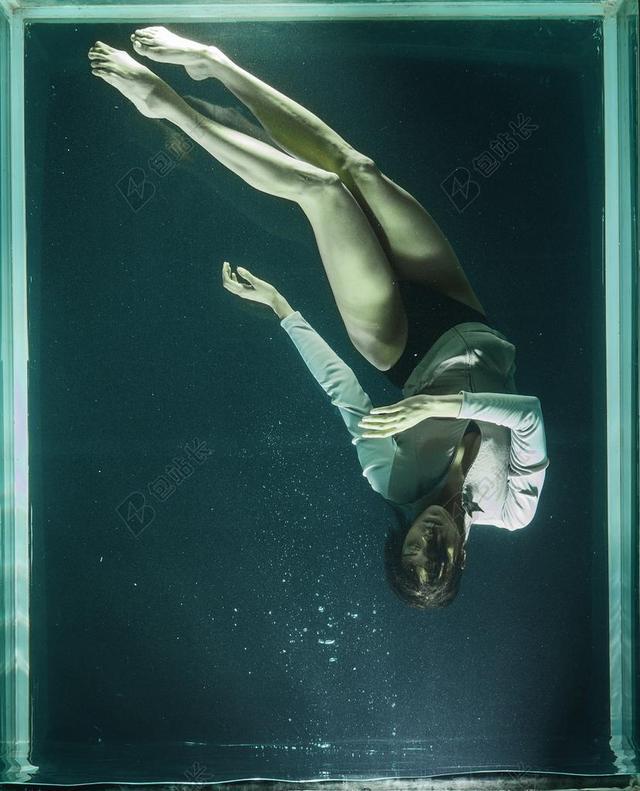 水底睡觉的女人背景图片