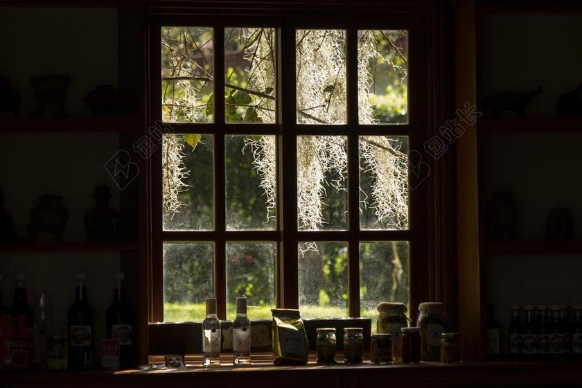 昏暗的房间的窗户背景图片