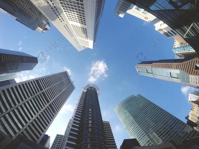 高楼间蓝色的天空背景图片