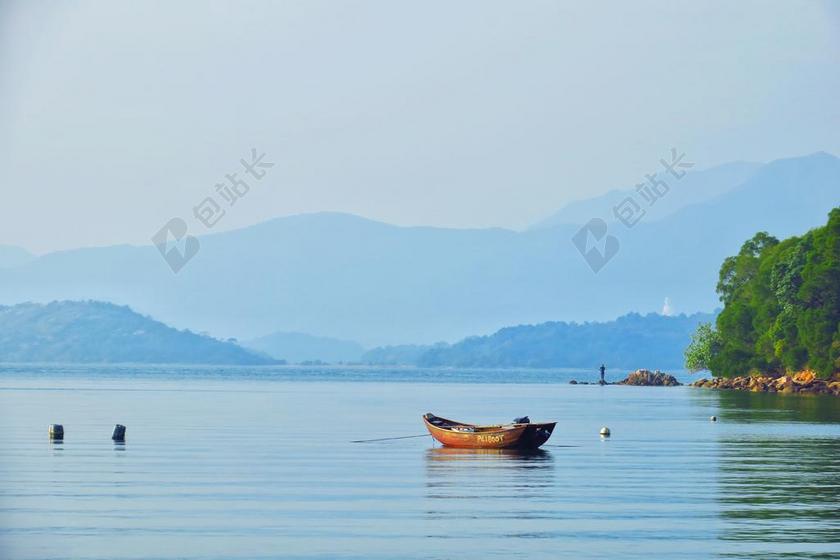 水域 旅游 湖泊 大自然 景观 山 户外 船 反射 天空
