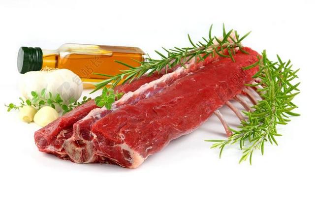 红色的牛排和香料背景图片