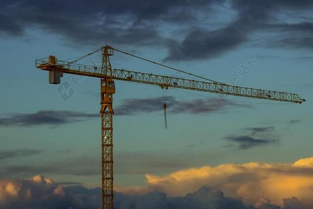 暗色建筑施工阴霾起重机背景图片