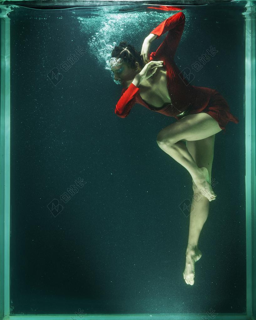 水底的红衣女人背景图片
