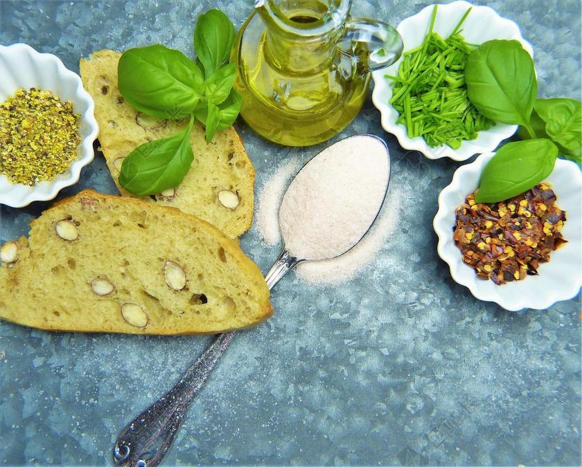 桌子上的面包和调料背景图片