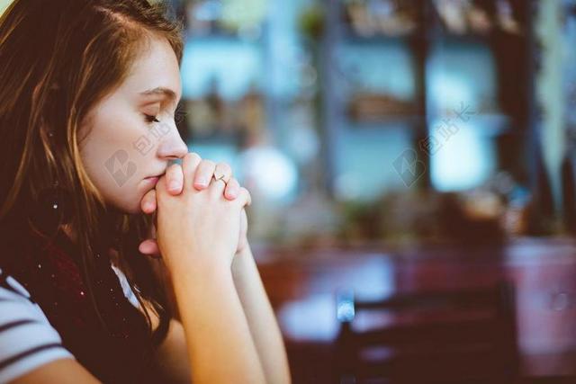 人女孩祈祷教堂图片
