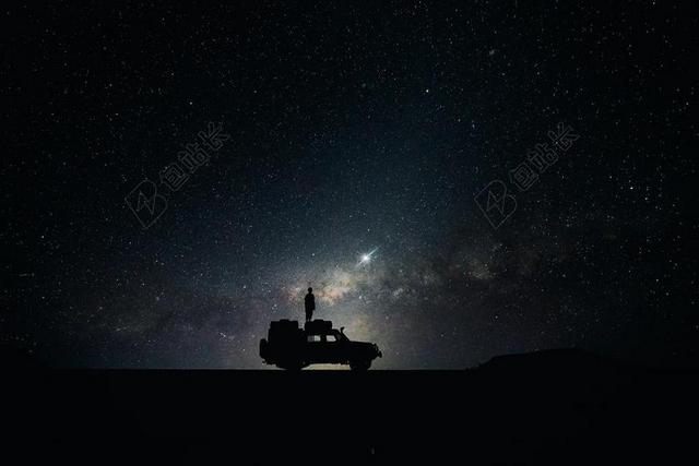夜晚的汽车和探险者背景图片