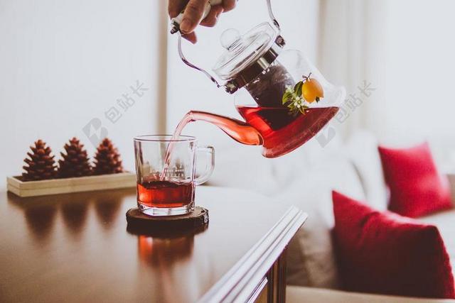 桌子上红色的红茶背景图片