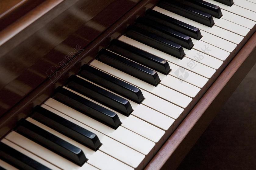 棕色的钢琴和白色的按键背景图片