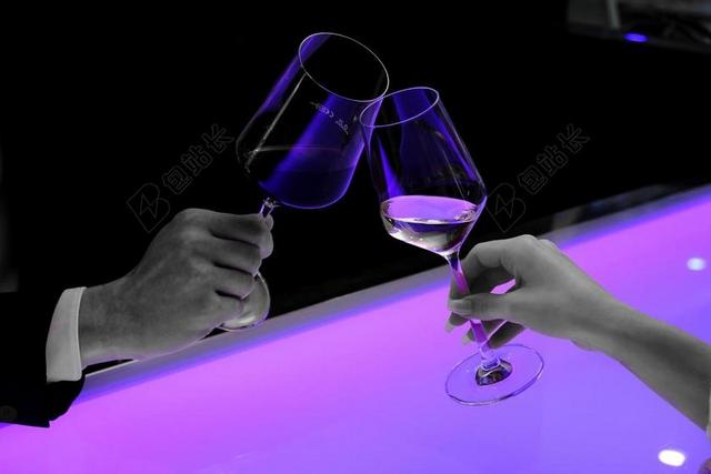 邻接 PROST 眼镜 酒 酒杯 手 男子 女子 友谊