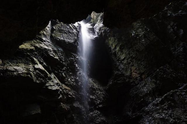 洞穴 峡谷 小瀑布 过独身生活 水 性质 岩 山间溪流