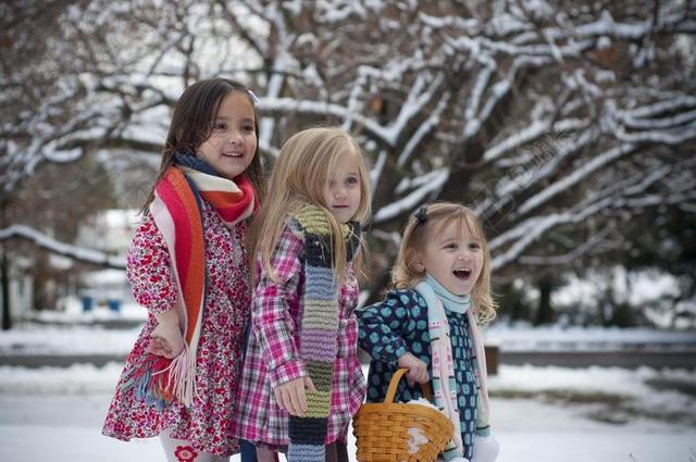 姐妹 冬天 雪 树 度假 圣诞节 孩子 家庭 女孩 童年