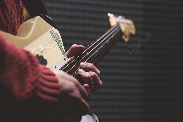 白色的吉他和吉他手背景图片
