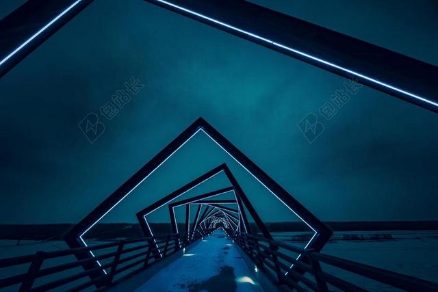 夜晚河面的桥背景图片