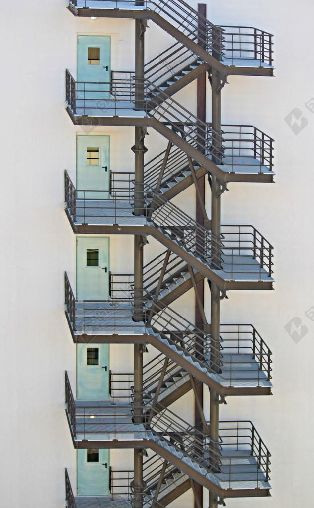 白色的墙和灰色的楼梯背景图片