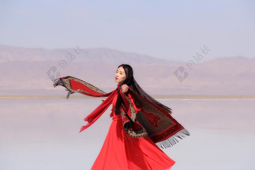 茶卡盐湖 女生 镜面 红色