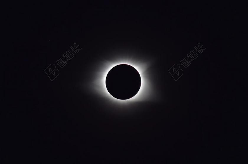 黑色天空中的日蚀背景图片