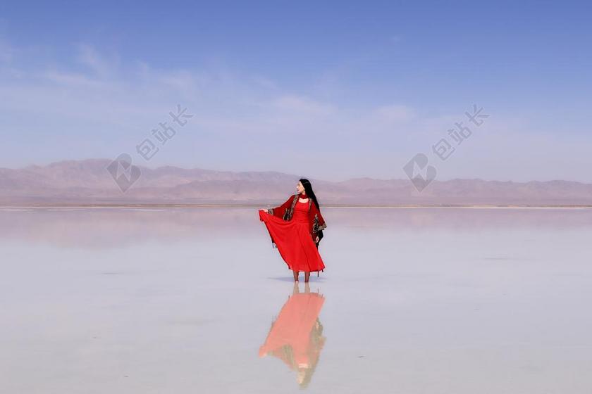 茶卡盐湖 女生 镜面 红色