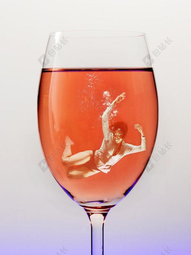 醉 酒精 酒 女子 那位女士 女孩  酗酒者 喝 昏迷