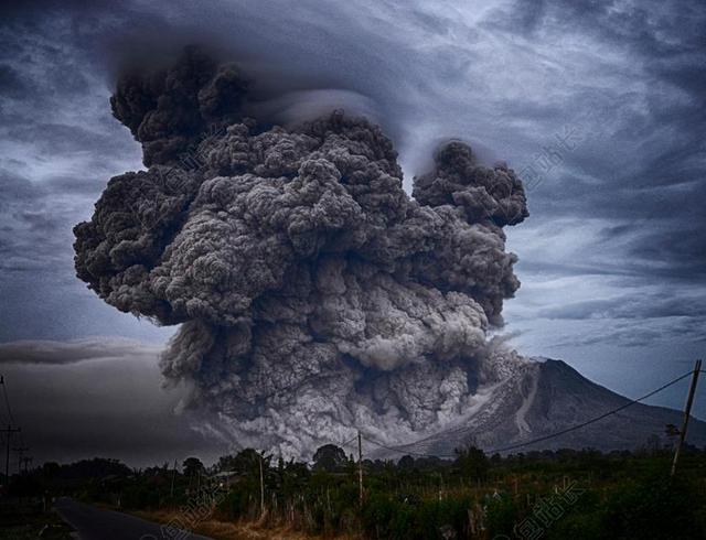 灰色的火山烟雾背景图片