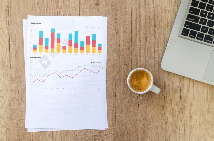 桌子上的彩色报表和电脑背景图片