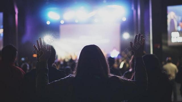音乐会里欢呼的女人背景图片