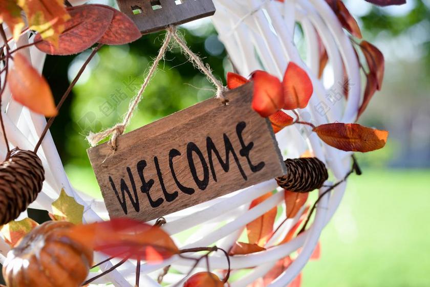 红色的叶子和欢迎木牌背景图片
