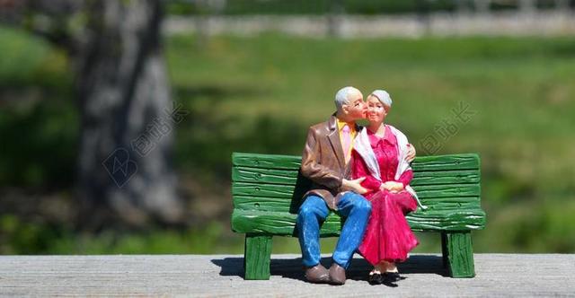 老夫妇 坐 祖父母 长凳 接吻 拥抱 爱 老人 快乐 一起