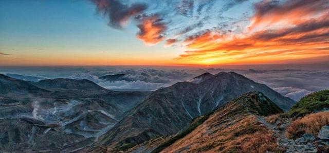 多山的景观 日落 秋季 火山流 立山 北部的阿尔卑斯山 国家公园